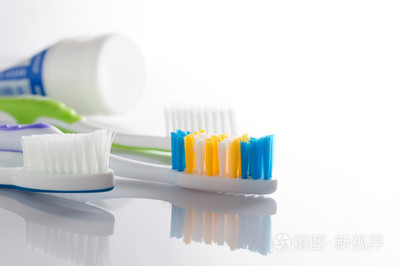 白色背景上的牙刷與牙膏 守護(hù)口腔衛(wèi)生的日常伴侶