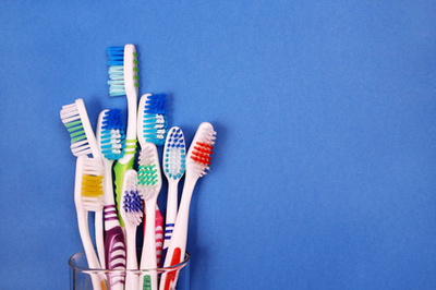 藍(lán)色背景牙刷和牙線 口腔衛(wèi)生的守護(hù)者